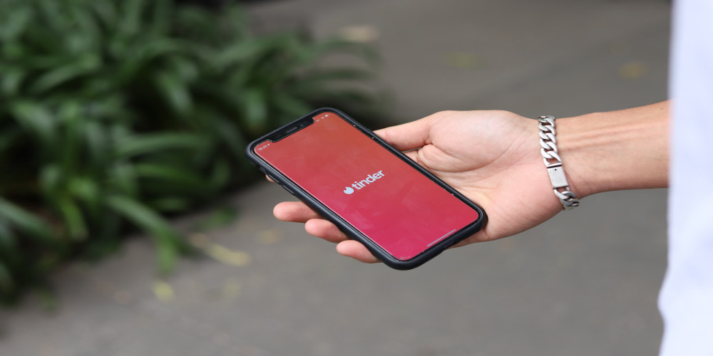 Swipe Right: A Comprehensive Guide to Successfully Navigating the Tinder App